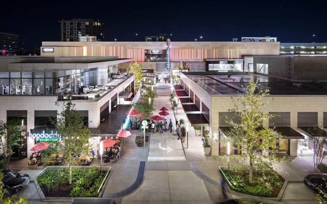 Luxurious Modern Midtown Cozy/fully Equipped Condo -