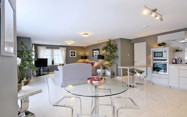 Sensational Aberdeen Home With Furnished Balcony