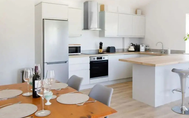 Countryside Bungalow for 4 Close to Beaches