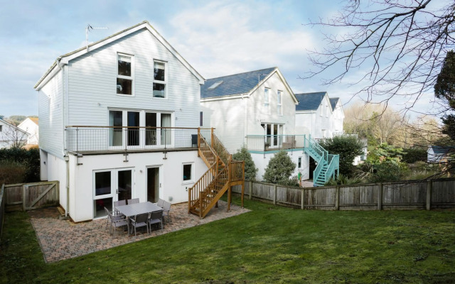 4 bed detached house - Freshwater