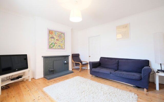 Beautiful, Bright and Spacious Flat for 4