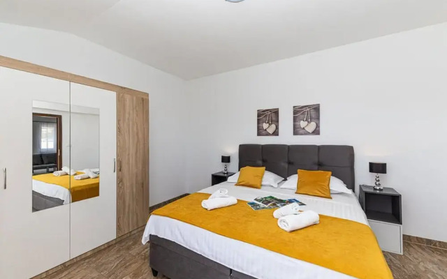 Exquisite Spacious Villa Bufaline With Pool and Gym
