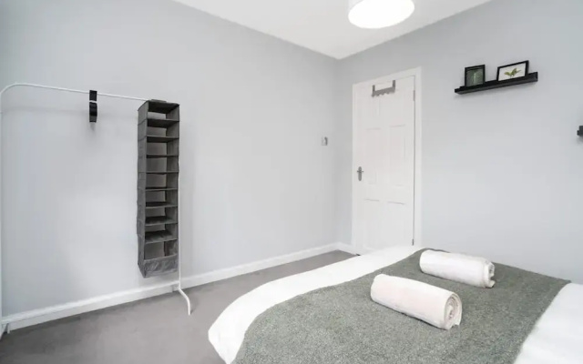 3 Bedroom House - Free Parking