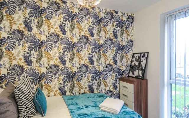 Tudors eSuites Birmingham Townhouse Private Garden Free Parking