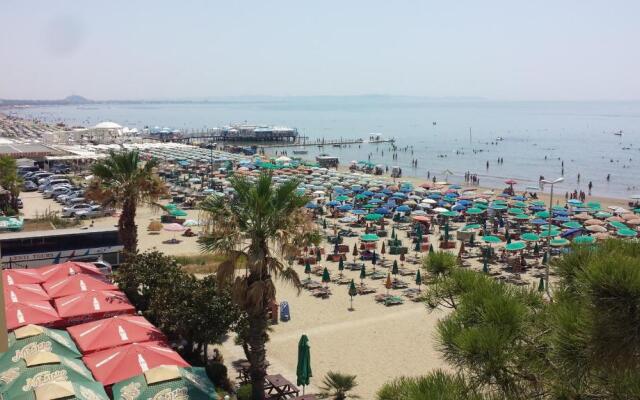 M&I Beach Apartment with Sea View