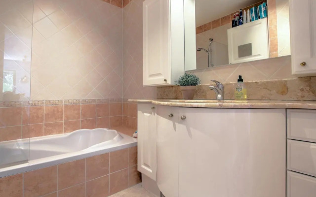 Modern Family Home 5 min to Beach +Pool +Garage