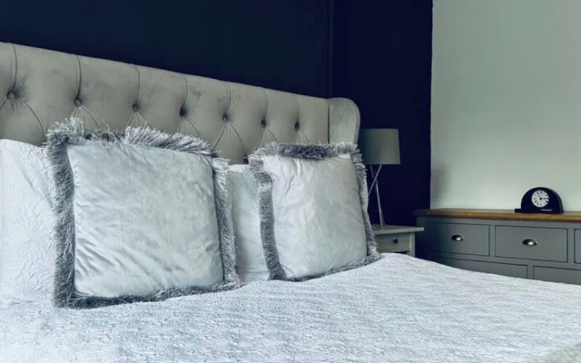 Lodge - Sleeps 18, pet Friendly & Free Parking