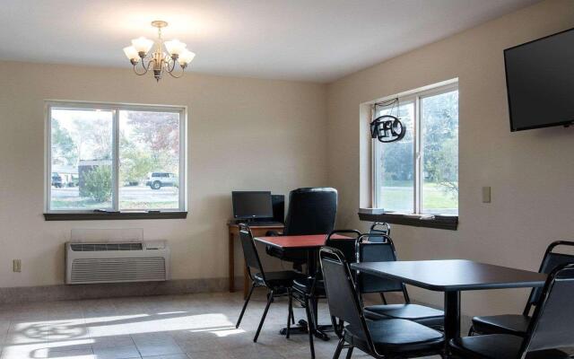Econo Lodge Inn & Suites Canandaigua