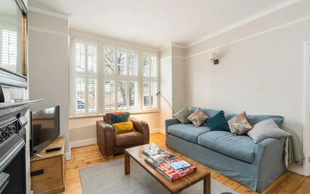 Delightful 1BD Flat in the Heart of Barnes Village