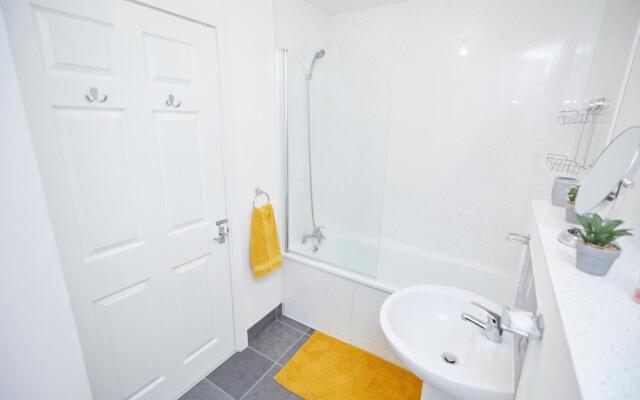Spire View - 1 Bedroom, sleeps 4, parking Wifi