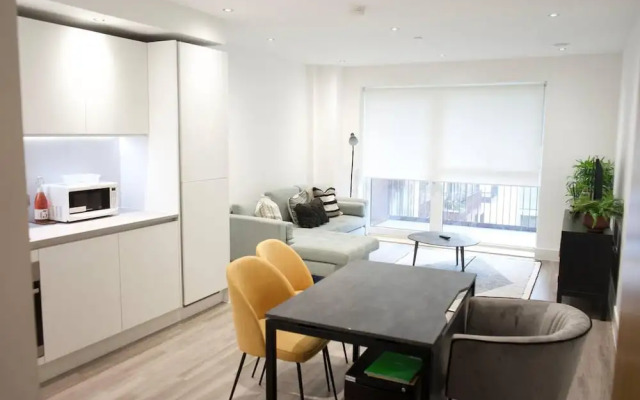 Luxury London Royal Wharf Apartment