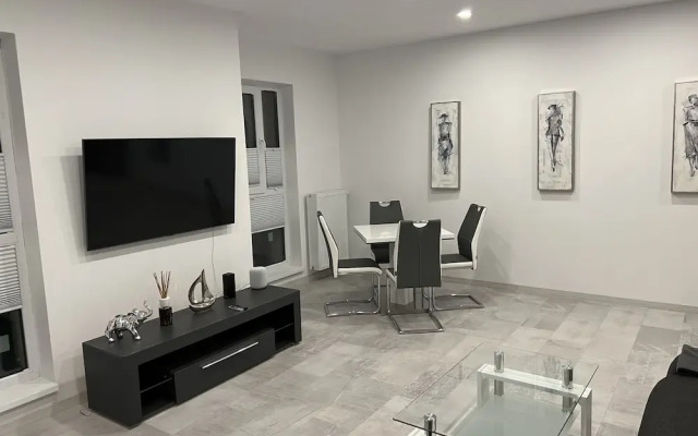 Stunning 2-Room Penthouse Lakeview W11