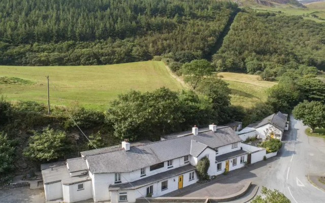Pen-Y-Bont Hotel