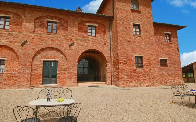 Cozy Farmhouse in Montepulciano with Pool