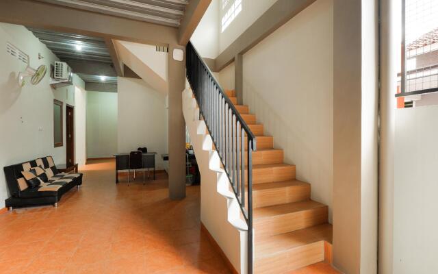 OYO 90045 Annafi Apartel