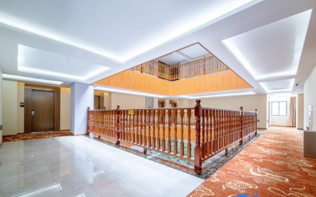 Heyue Hotel (Linyi Yunxian High speed Railway Station Store)
