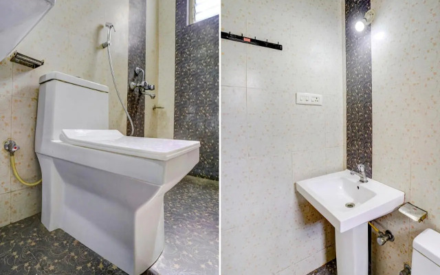 Fabhotel Woods Regency