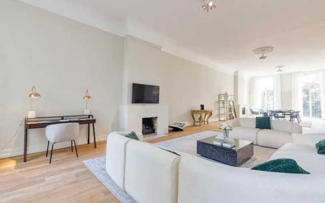 Luxurious 3-Bedroom 280sqm center