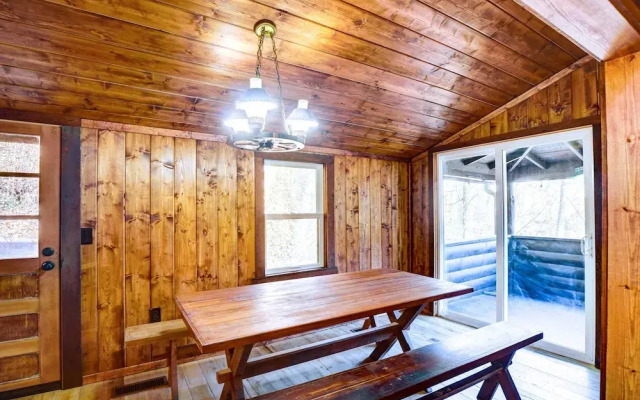 Gatlinburg Cabin: Hot Tub & River Views