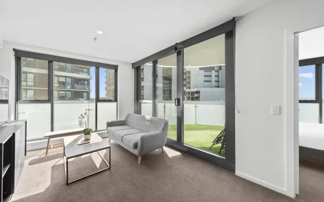 Bright 2-bed Apartment With Scenic Balcony