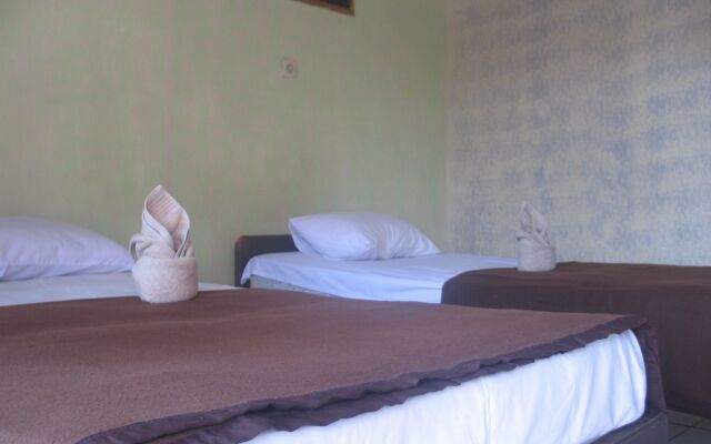 Lovina Central Hostel