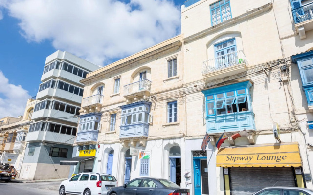 Seafront apartment between Valletta and Sliema