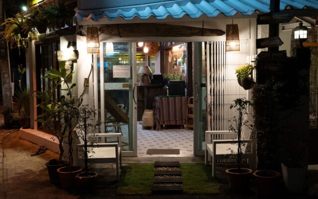 Floating House Hostel