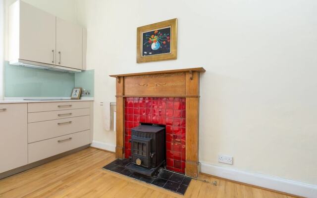 Lovely New Town 2 Bedroom Flat With Fireplace