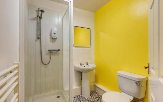 Commodore Hotel & Suites