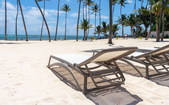 Family Getaway Apartment - On The Beach