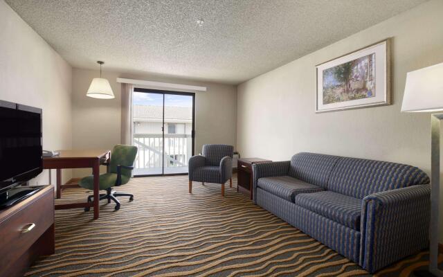 Howard Johnson Inn and Suites Tacoma