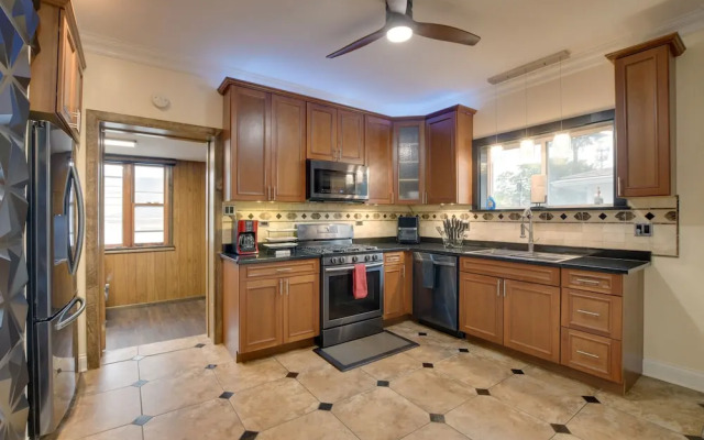 13 Mi to Dtwn Chicago: Maywood Home w/ Fireplace