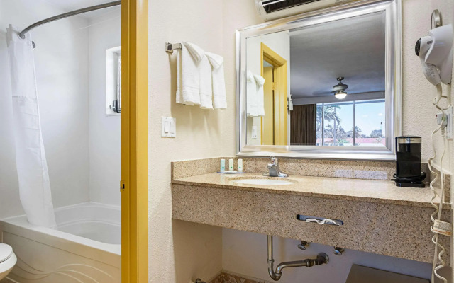Quality Inn & Suites Airport/Cruise Port Hollywood