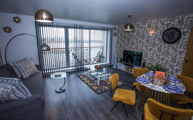 Remarkable 2-bed Apartment With Sea View