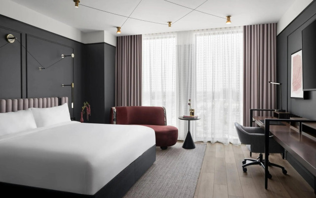 Renaissance Milwaukee West Hotel
