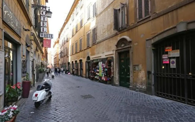 Rome Trevi Fountain Apartment