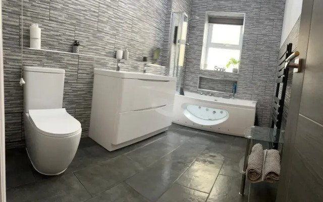 Stay in Comfort , Completely Renovated