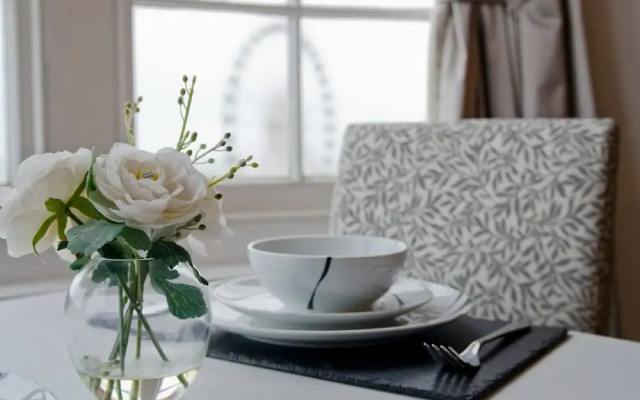 Seaview Regency Apartment With Private Parking