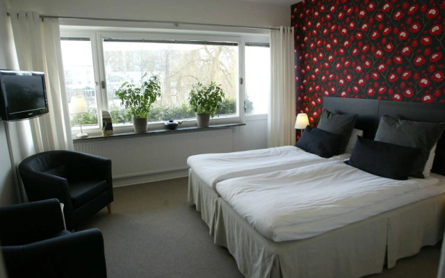 Riverside Hotel & Apartments