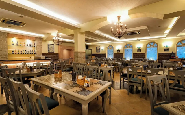 Cross Roads Inn