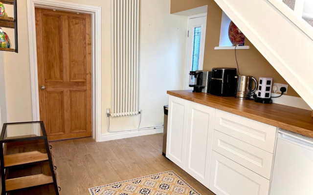 5 Guests - 2 Bedrooms - Free Parking - 1min Beach