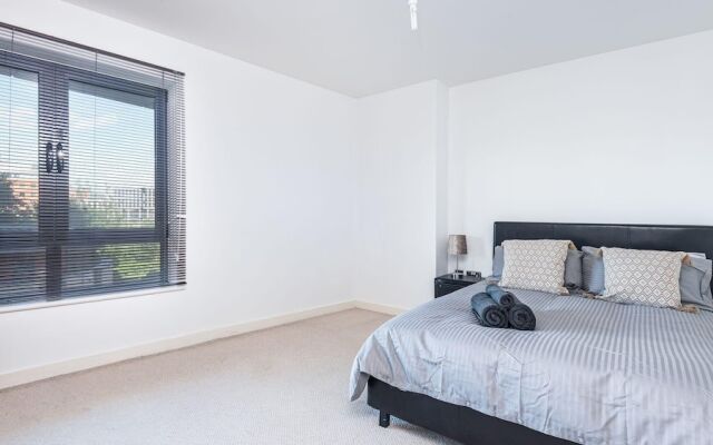 Amazing apartment with waterside views!