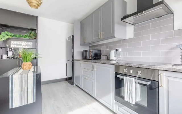 Newly Renovated 3BD Home, Islington!