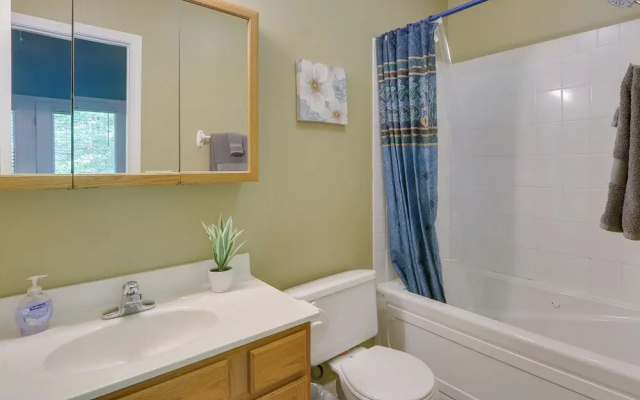 Spacious Mcgaheysville Home: Hot Tub & Pool Table!