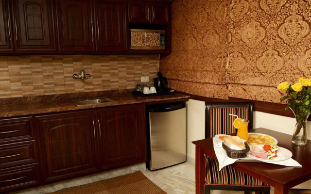 Queen's Suite Hotel