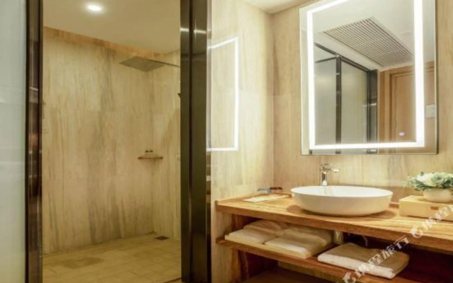 Qianmen Holiday Inn (Zhuhai City Rail Mingzhu Station)