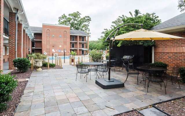 Rodeway Inn & Suites Williamsburg Central