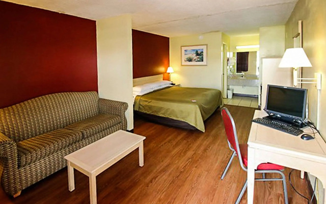 Econo Lodge Inn & Suites Maingate Central