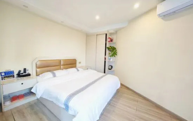 Kaili Qingyang Hotel (Hardware Mechanical and Electrical Market)