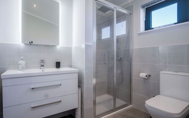 Swanlake Lodge - 3 Bedroom Holiday Home - Penally